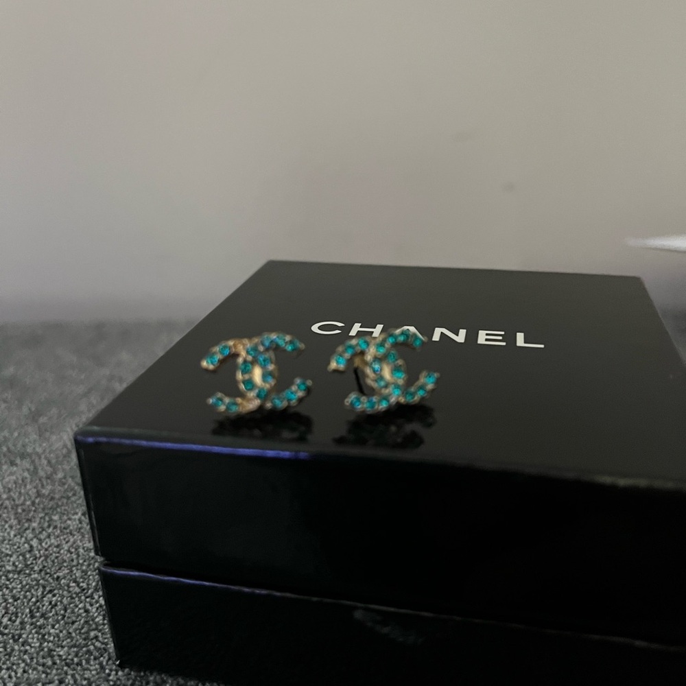 Chanel stud earrings - Picture 5 of 7
